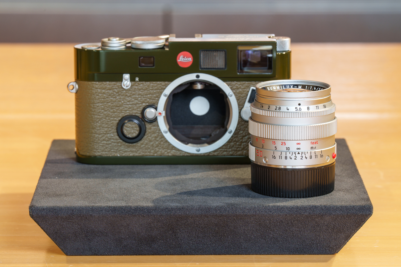 ライカM6 TTL グリーンペイントフィニッシュとズミルックス50mmを並べて撮影した写真