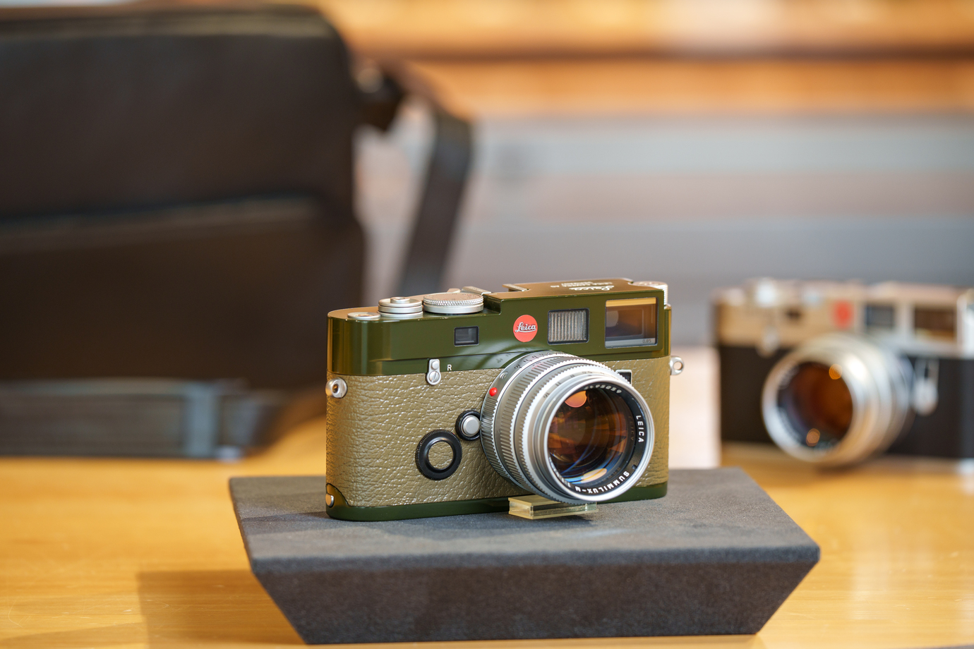 ライカM6 TTL グリーンペイントフィニッシュとM6トラベラーを並べて撮影した写真