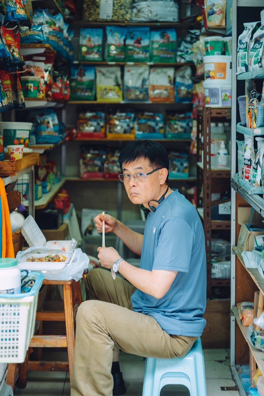 Leica M10-Pとアポ・ズミクロン M f2/50mm ASPH.を使用して香港のお店の中で食事をとる男性を撮影した写真