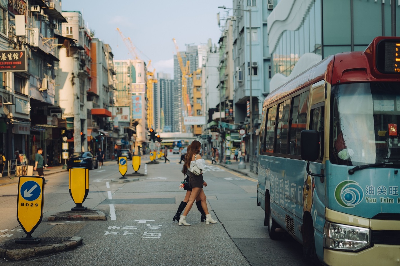 Leica M10-Pとアポ・ズミクロン M f2/50mm ASPH.を使用して香港の道路で通行人を撮影した写真