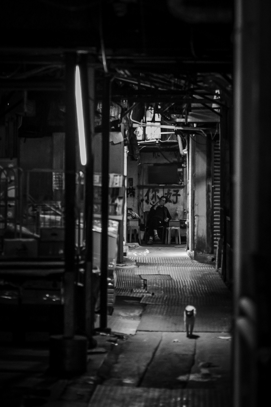 Leica M10-Pとアポ・ズミクロン M f2/50mm ASPH.を使用して香港の道路タバコを吸う人物を白黒で撮影した写真