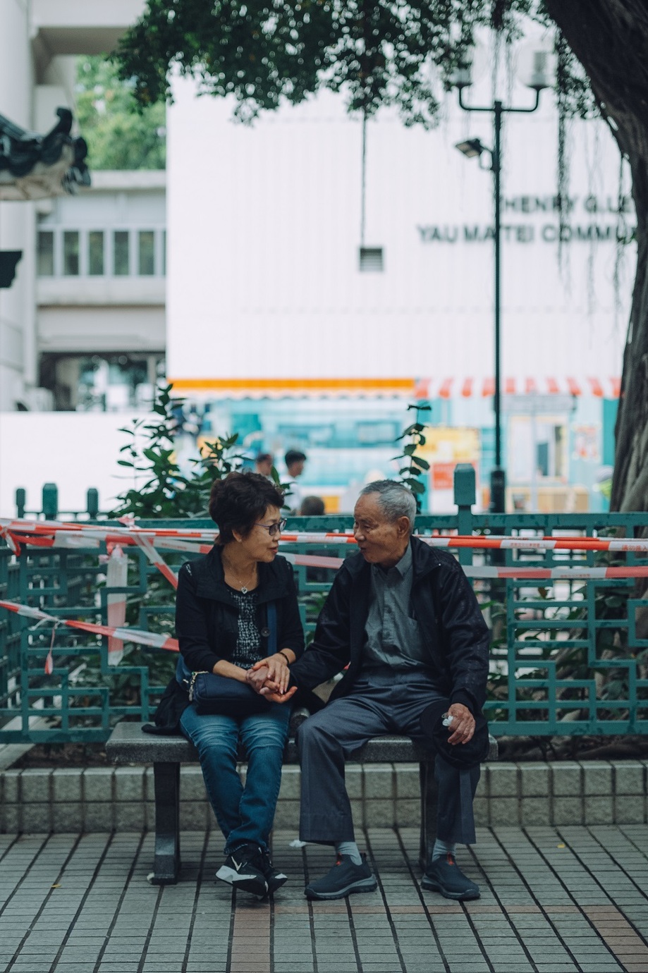 Leica M10-Pとアポ・ズミクロン M f2/50mm ASPH.を使用して香港の道路で手をつなぐ男女を撮影した写真