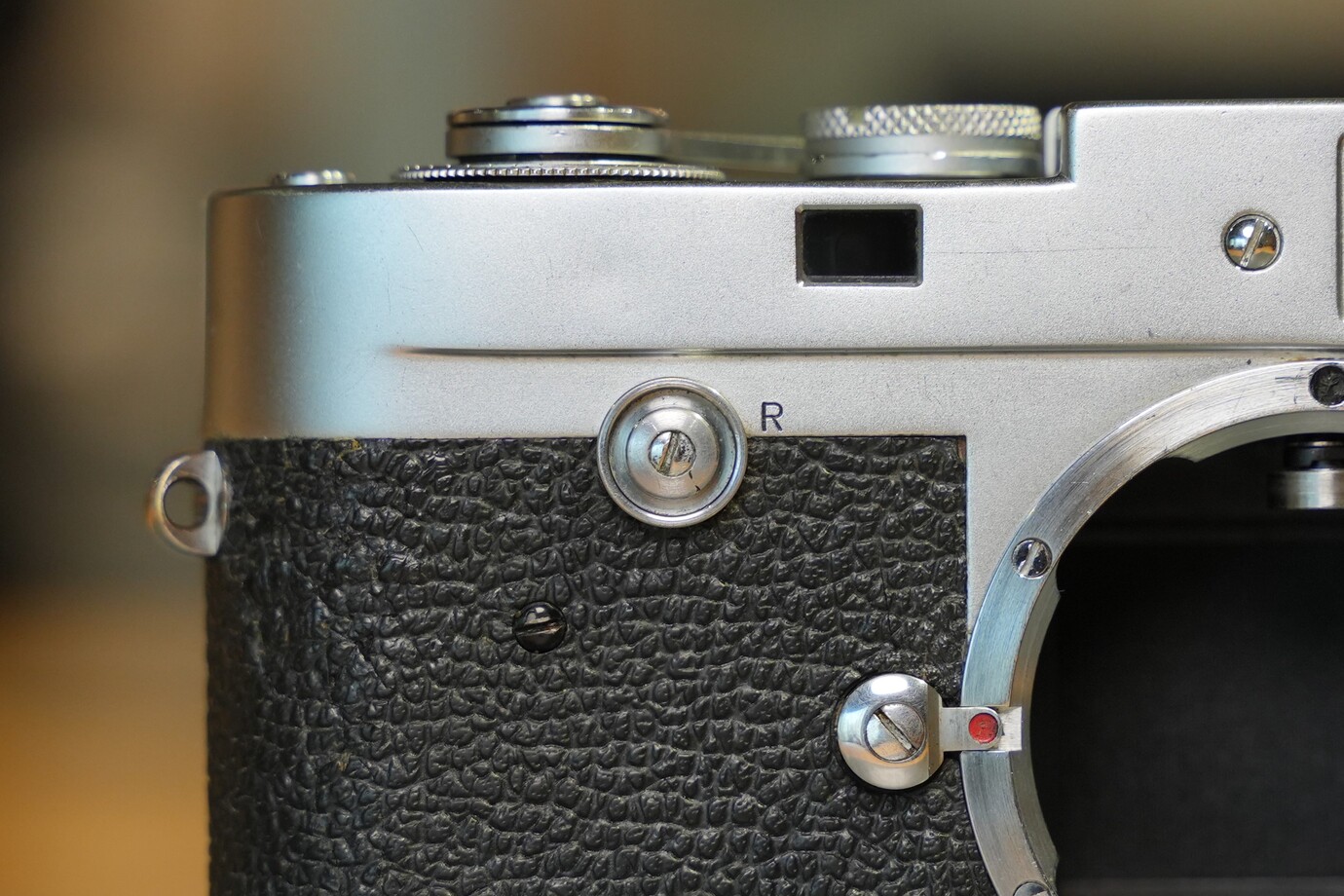 ライカM2のボタンリワインドを拡大して撮影した写真