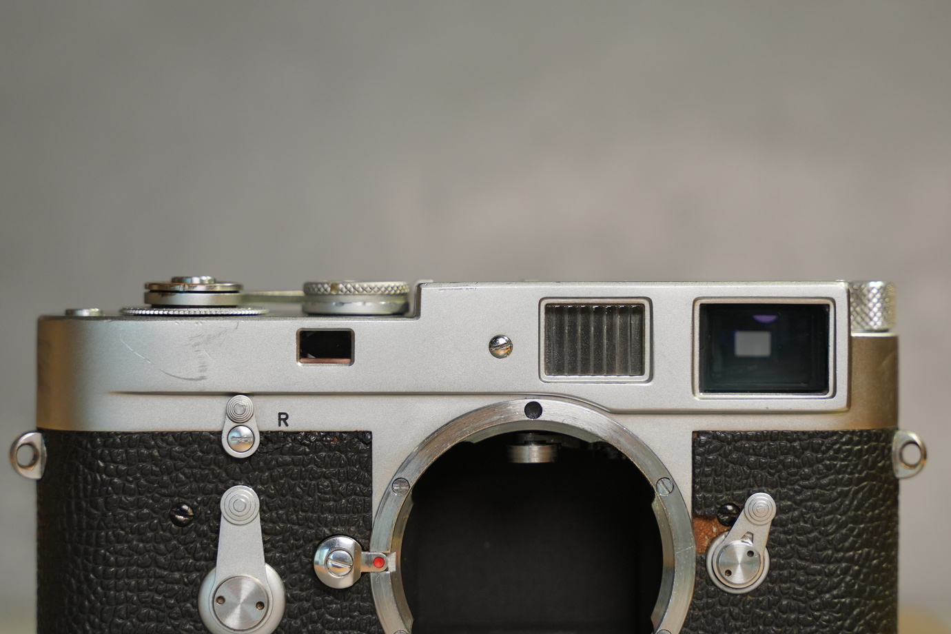 ライカM2の巻き戻しレバーモデルを正面から撮影した写真