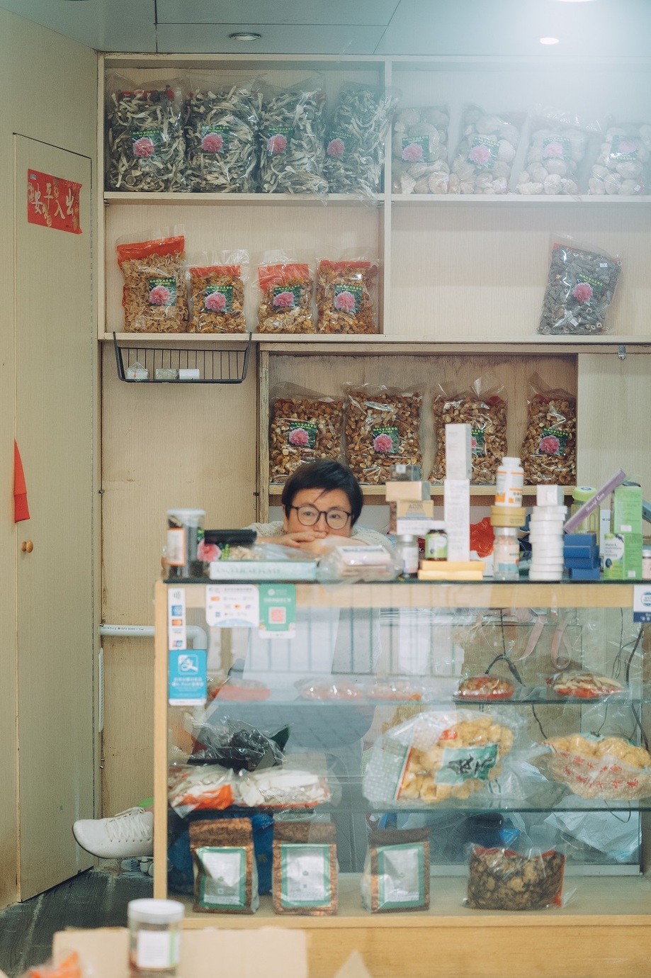 Leica M10-Pとアポ・ズミクロン M f2/50mm ASPH.を使用して香港のお店で腕伏せをしている男性を撮影した写真