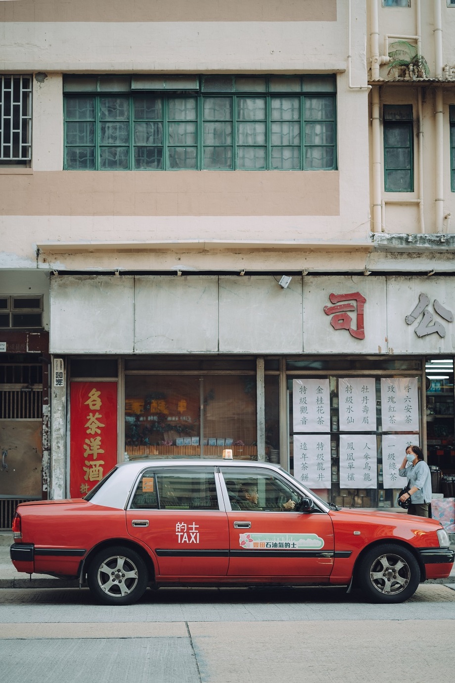 Leica M10-Pとアポ・ズミクロン M f2/50mm ASPH.を使用して香港の道路に止まっている赤い車を撮影した写真