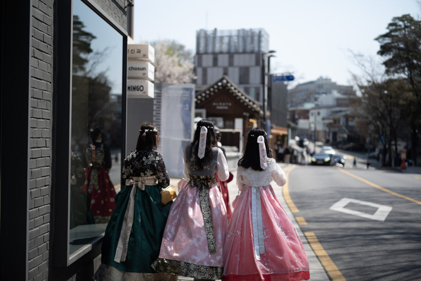 ライカM10-Pとアポ・ズミクロンM f2/50mmで韓国・景福宮の通りを歩くチマチョゴリを着た女性を撮影した写真