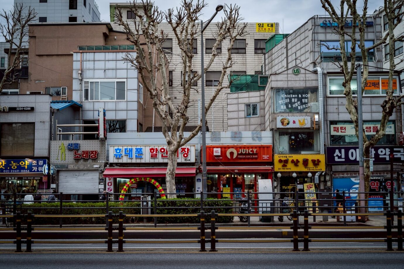 ライカM10-Pとアポ・ズミクロンM f2/50mmで韓国・東大門のお店を正面から撮影した写真