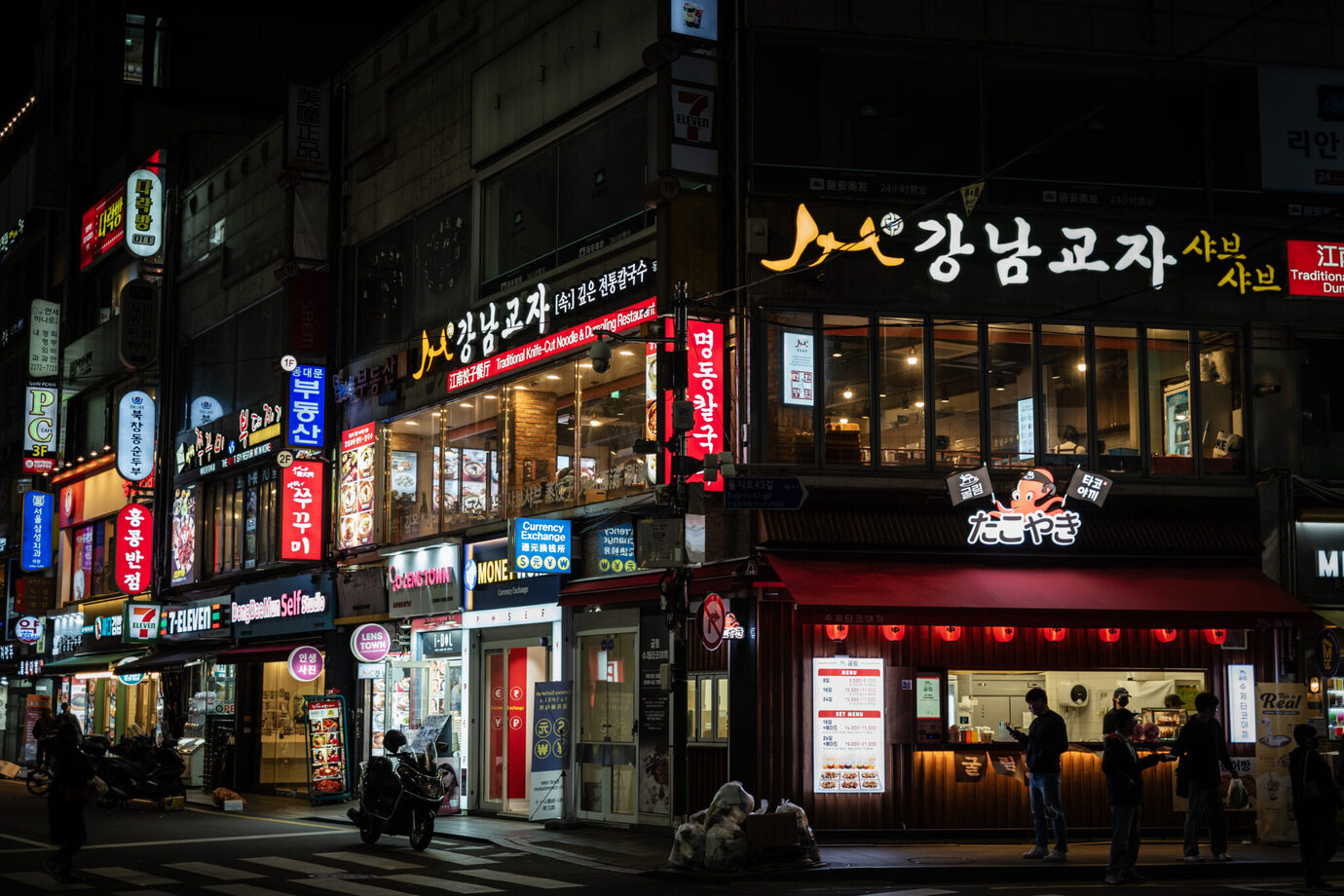 ライカM10-Pとアポ・ズミクロンM f2/50mmで夜に韓国・東大門のお店を撮影した写真