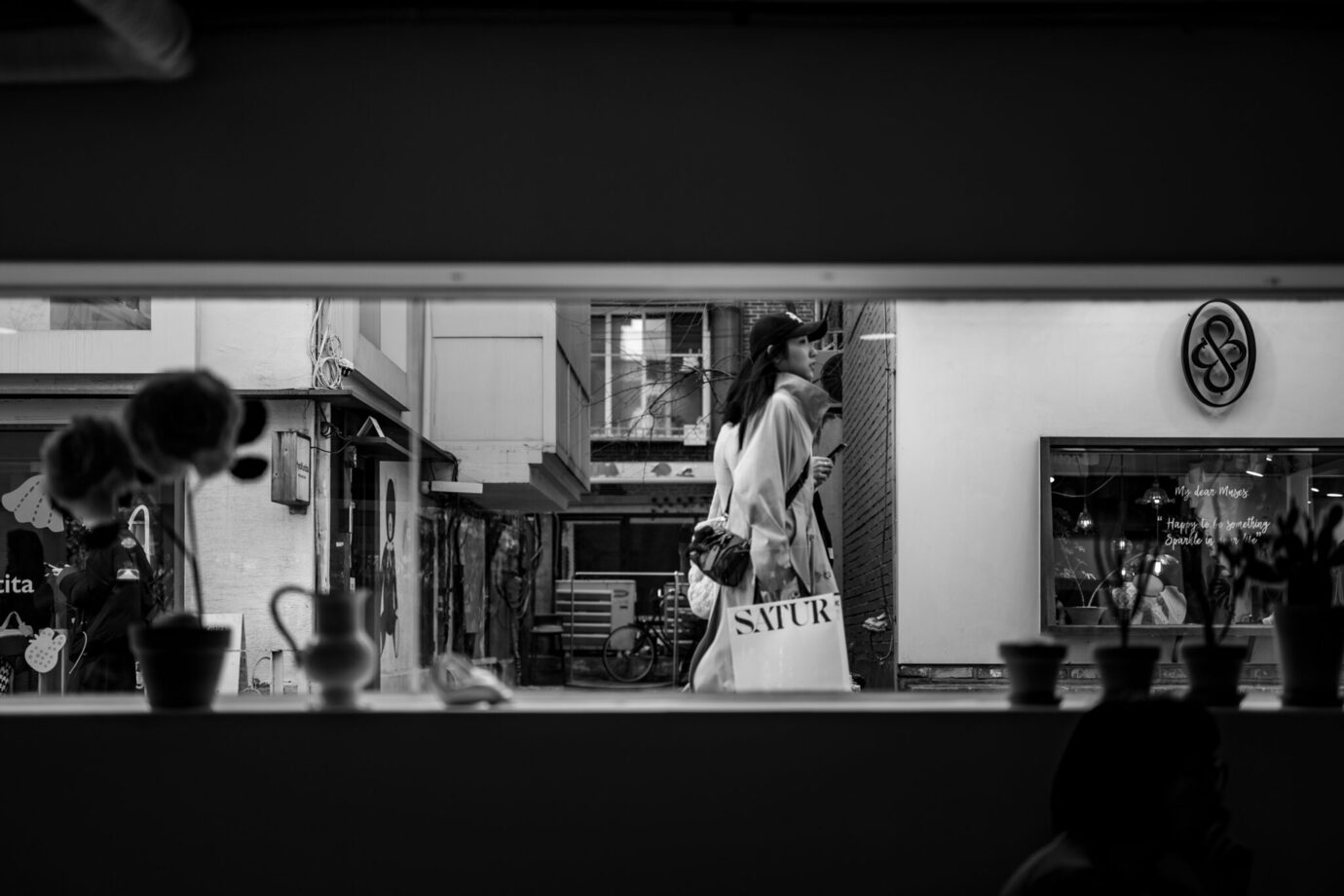 ライカM10-Pとアポ・ズミクロンM f2/50mmで韓国・明洞のストリートを白黒で撮影した写真