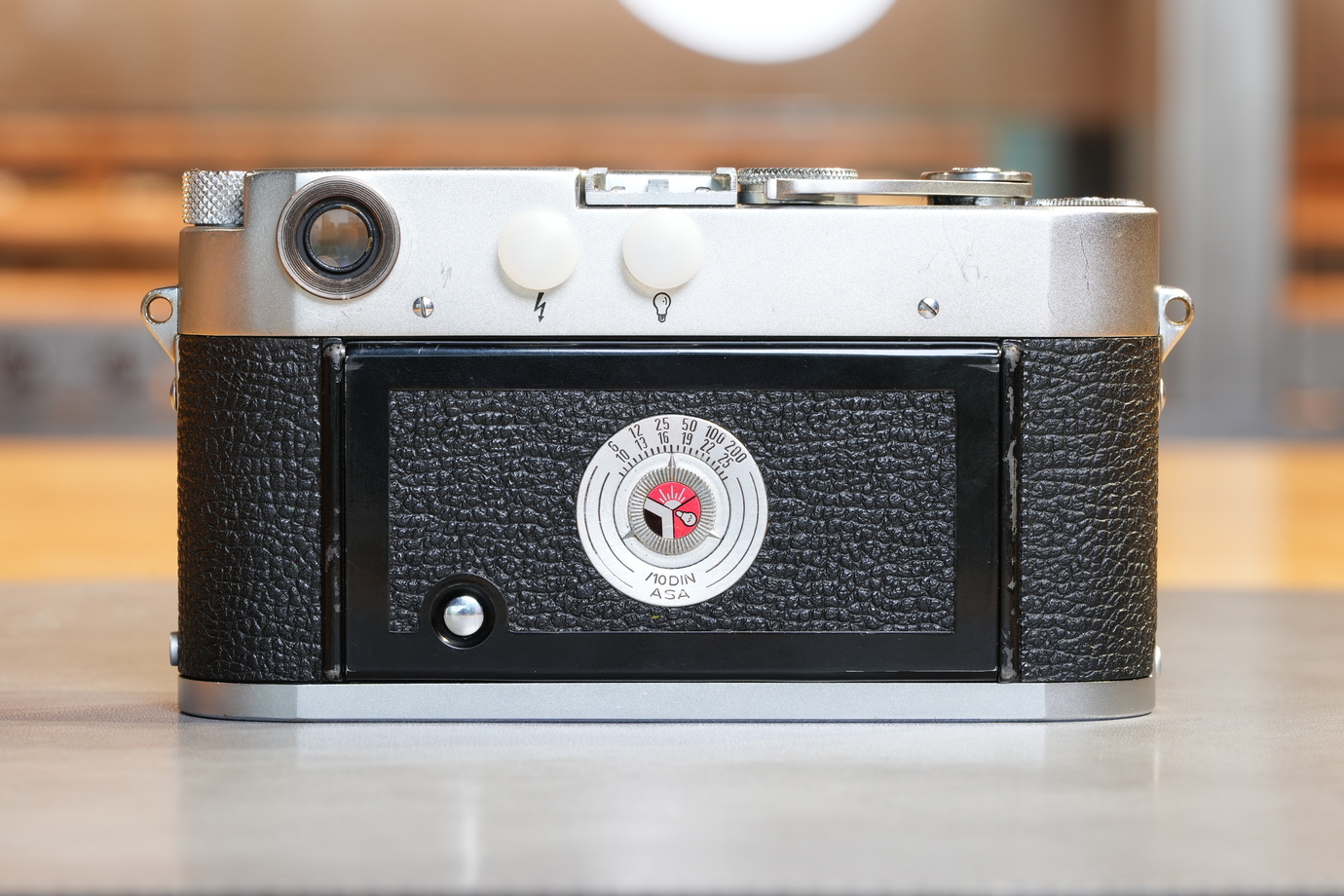 Leica M3プロトタイプの背面、段が分かるよう撮影した写真