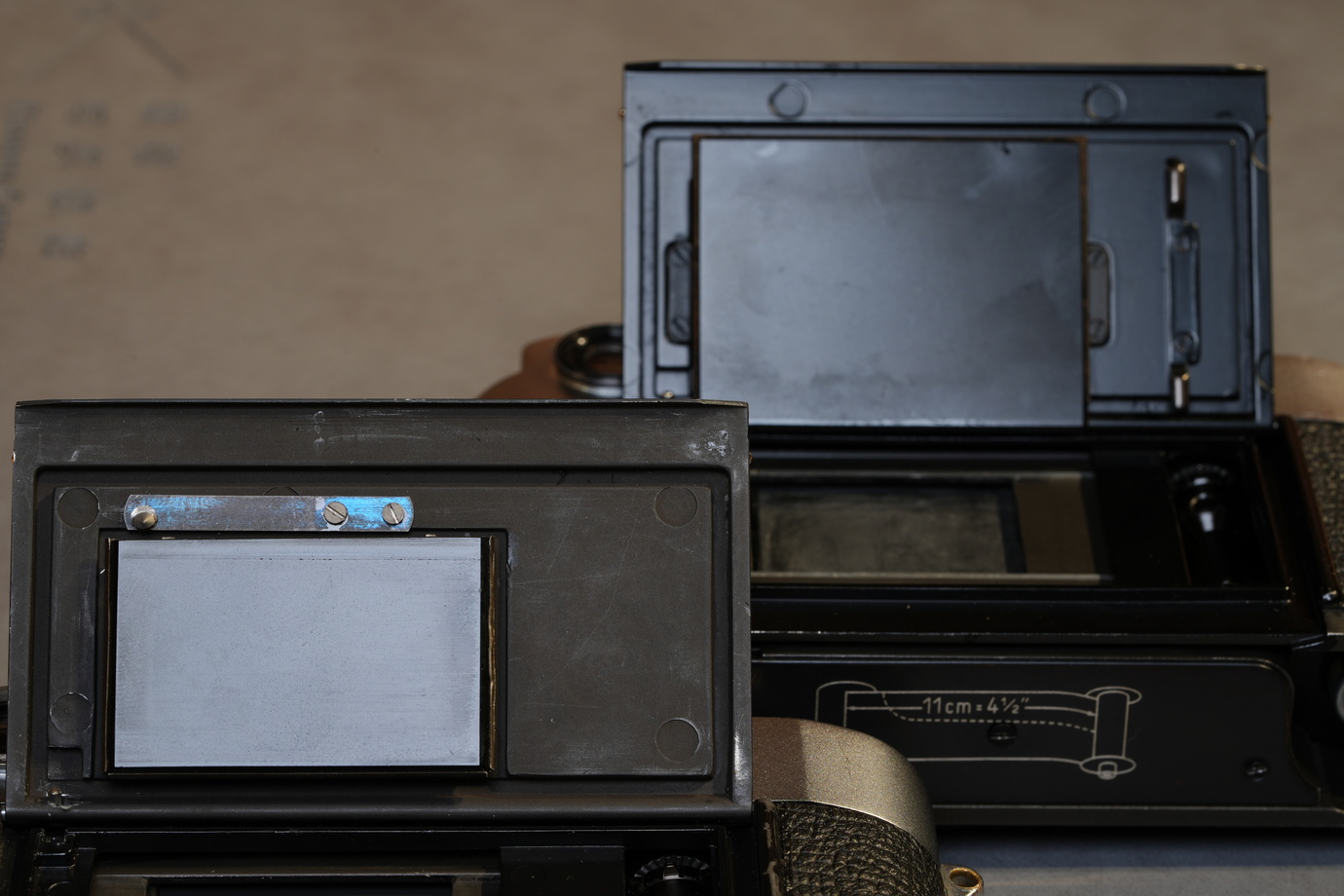 Leica M3プロトタイプとM3の圧板を並べて撮影した写真