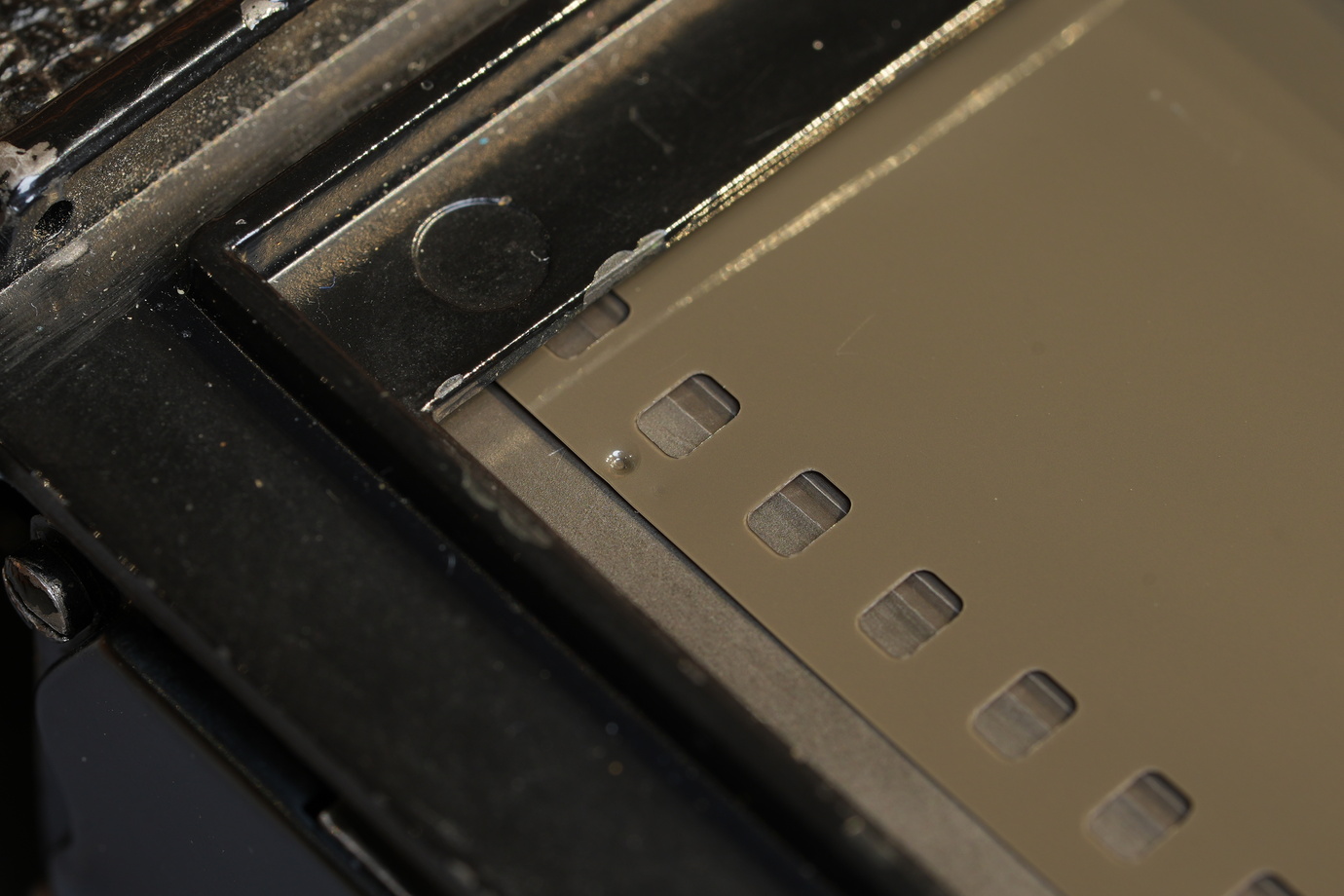 Leica M3プロトタイプのフィルムパンチで跡がついたフィルムを撮影した写真