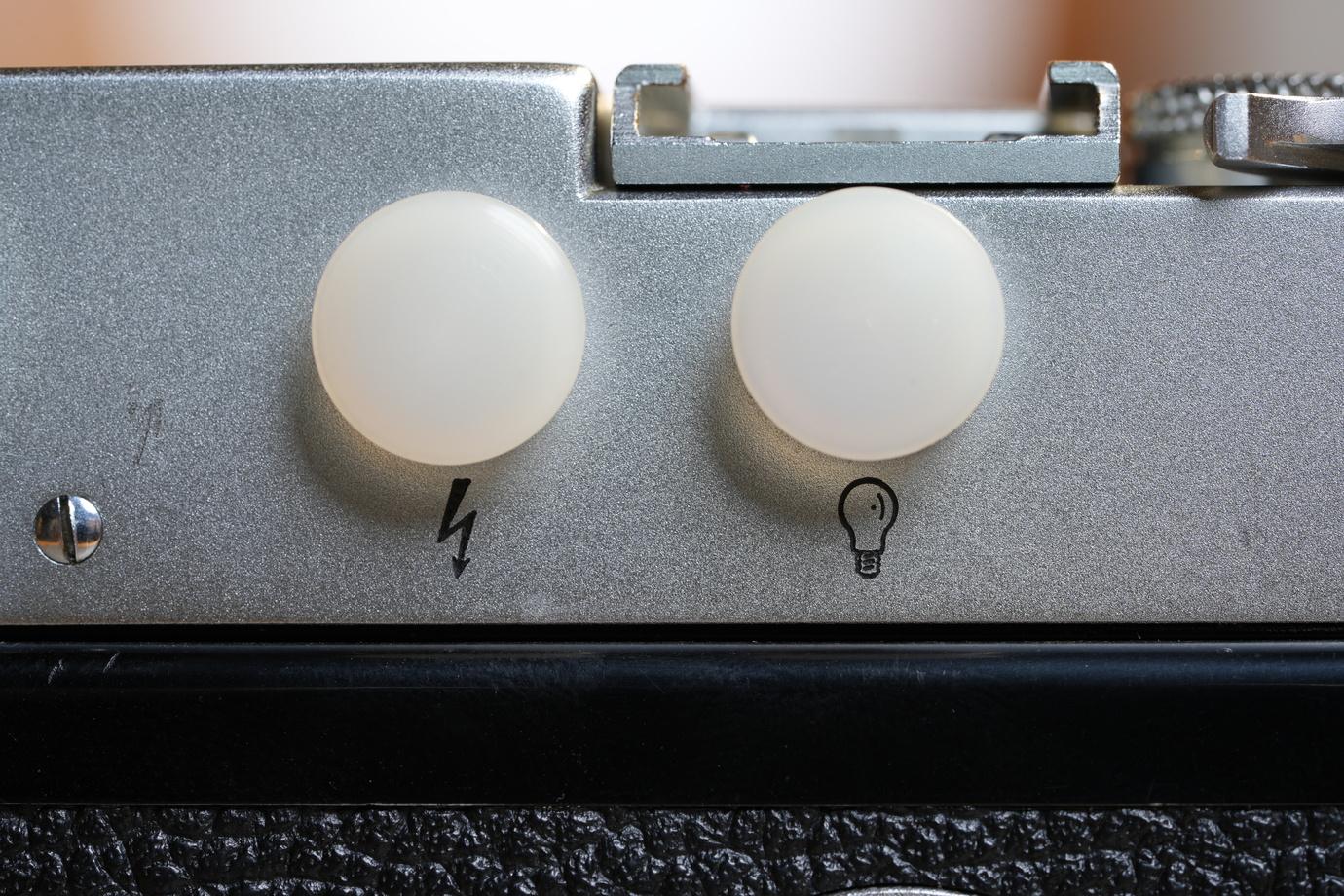 Leica M3プロトタイプのシンクロ端子のマークを撮影した写真