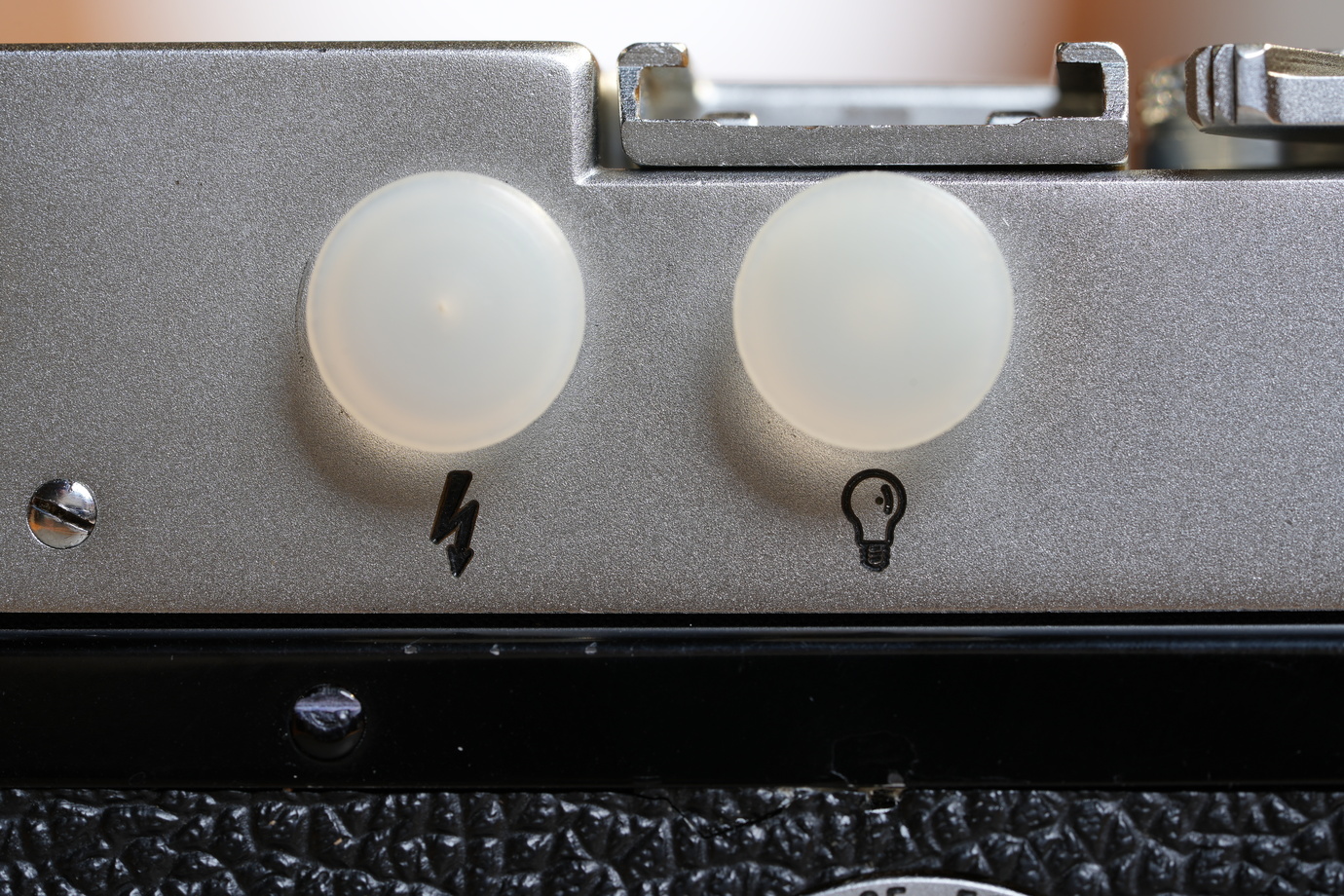 Leica M3のシンクロ端子のマークを撮影した写真