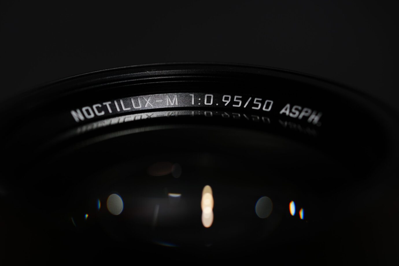 ノクティルックス50mm F0.95の銘板を撮影した写真