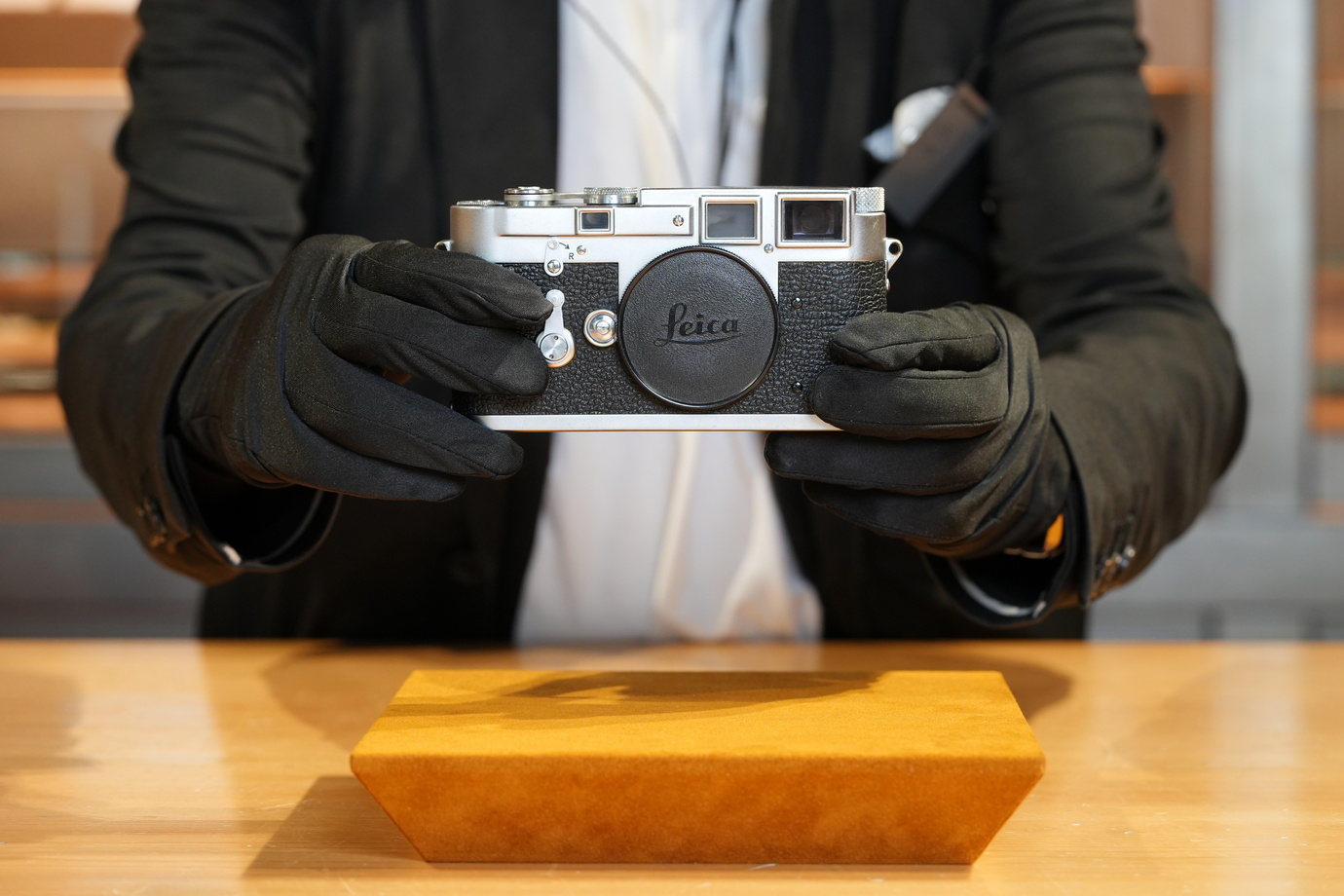 Leica M3プロトタイプを手持っているところを撮影した写真
