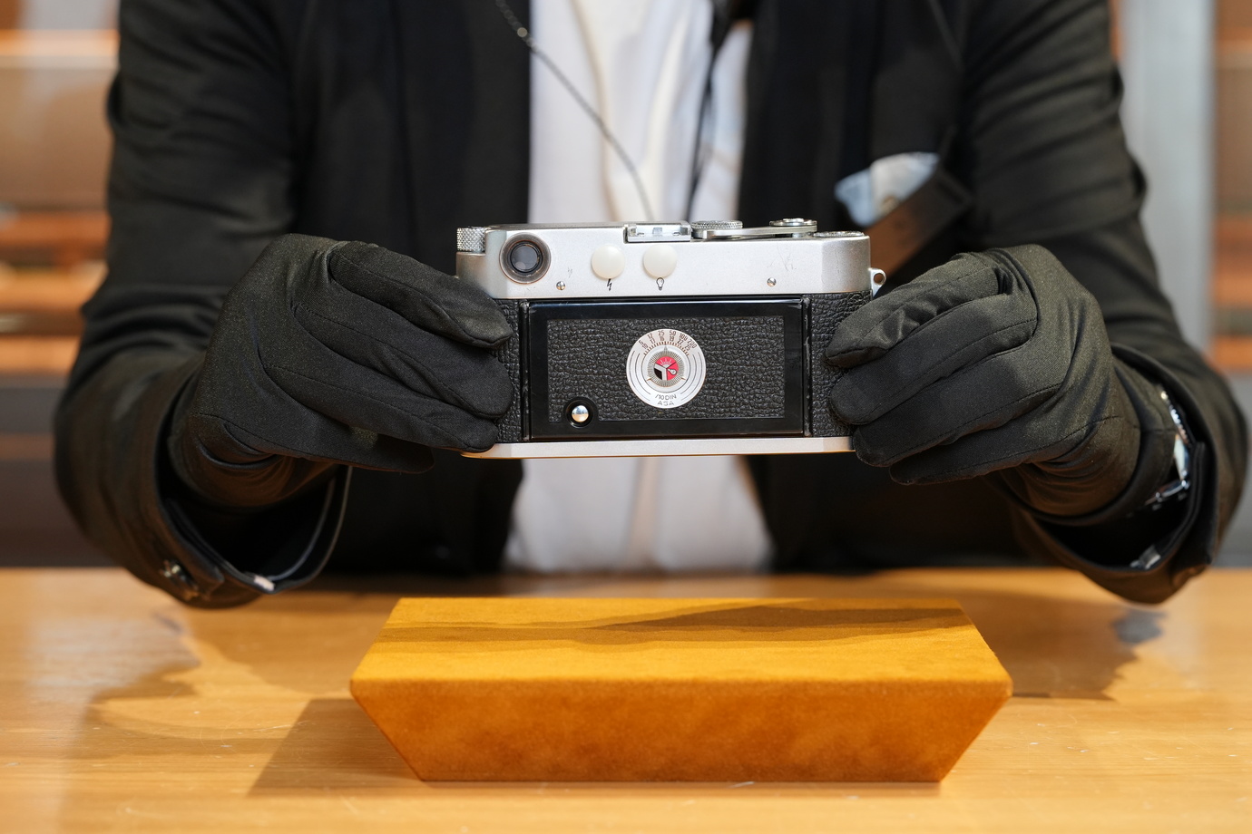 Leica M3プロトタイプの裏面が分かるように持ったところを撮影した写真