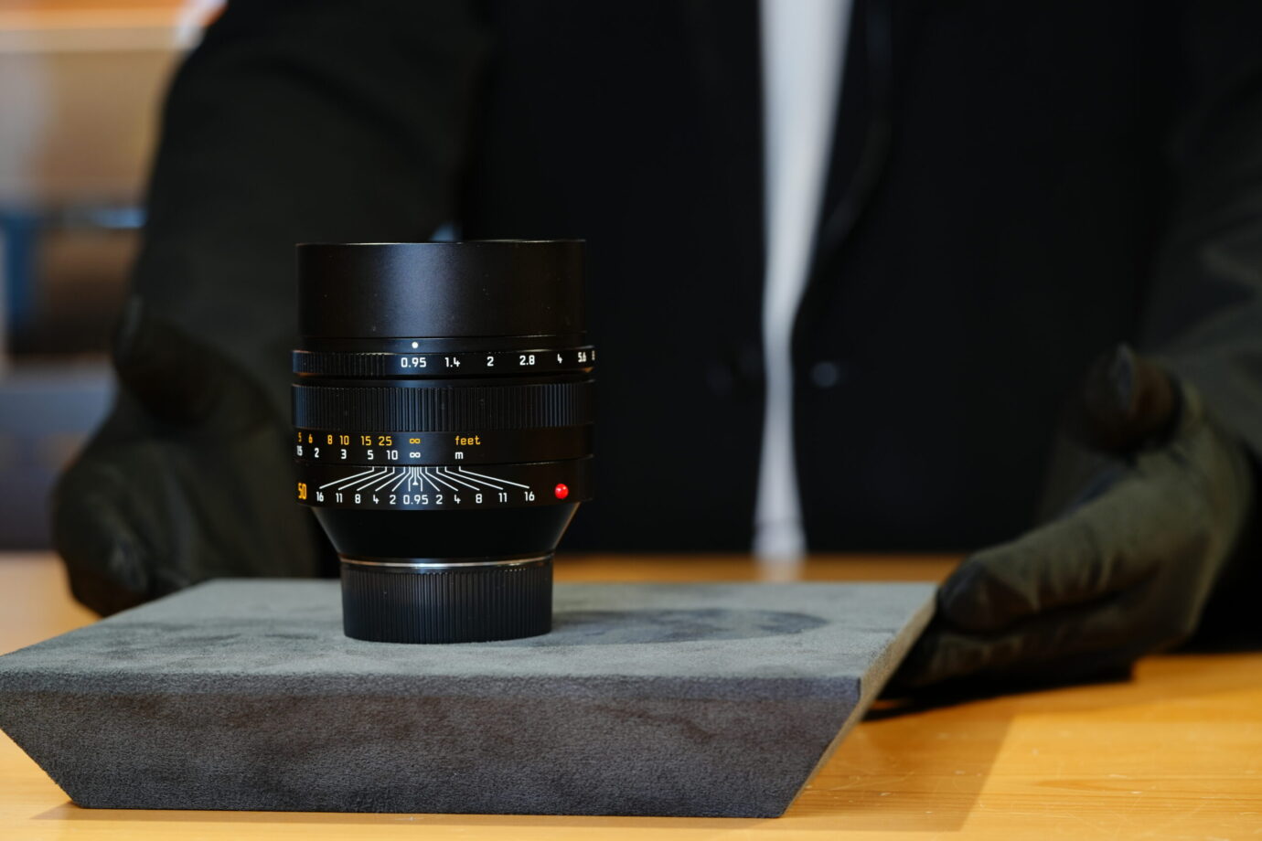 ノクティルックス50mm F0.95を差し出す様子を撮影した写真