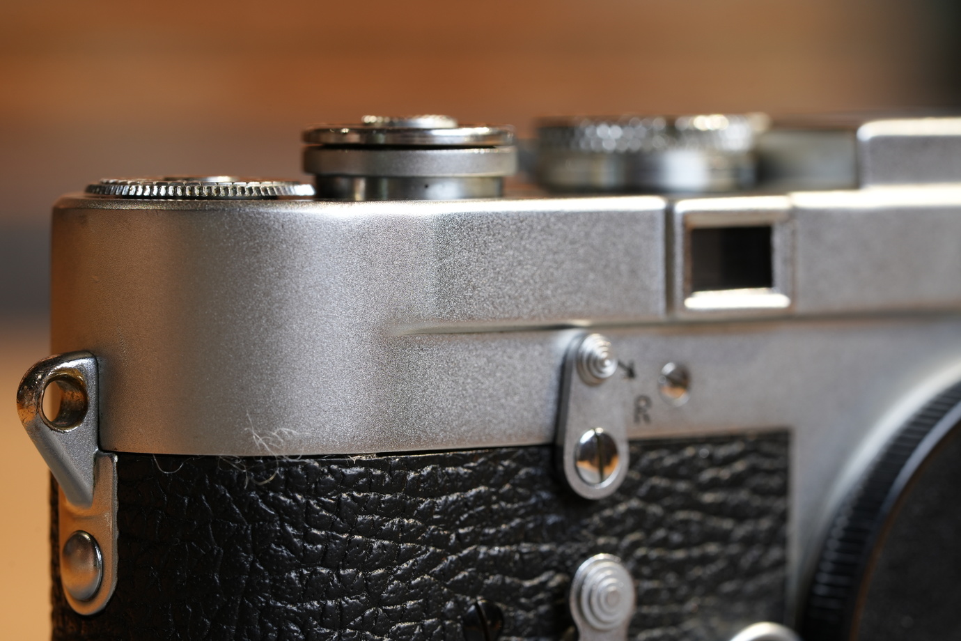 Leica M3プロトタイプの前面、段が分かるよう撮影した写真