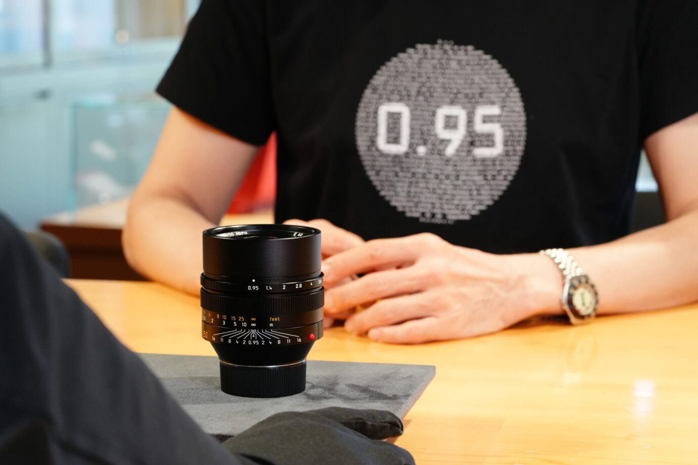 ノクティルックス50mm F0.95を差し出された筆者を背景に撮影した写真