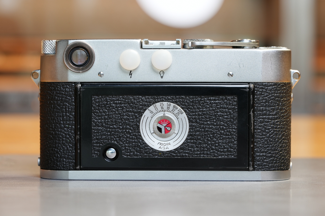 Leica M3プロトタイプの背面を撮影した写真