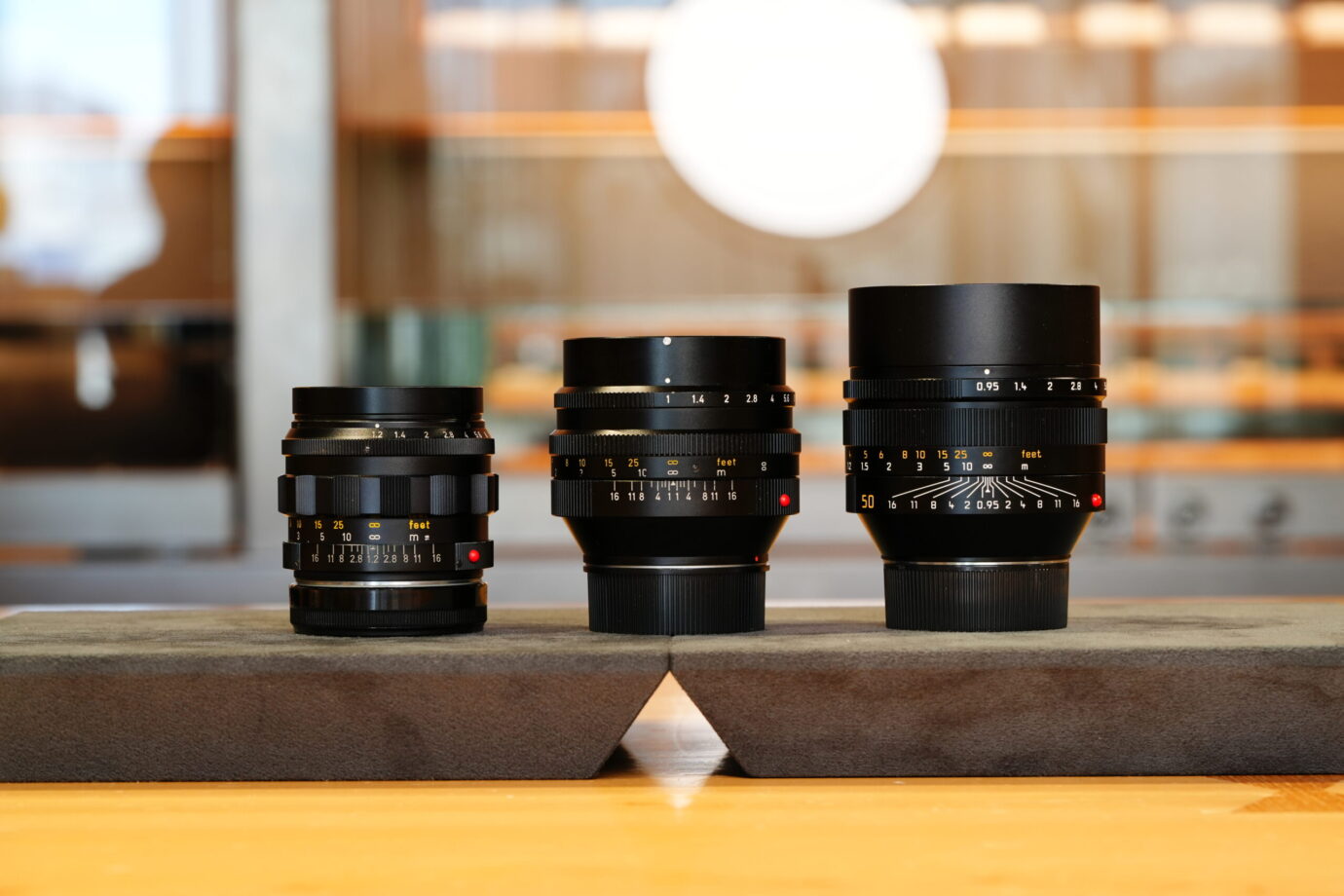 ノクティルックス50mm F0.95とノクティルックスF1.2、ノクティルックスF1を並べて撮影した写真