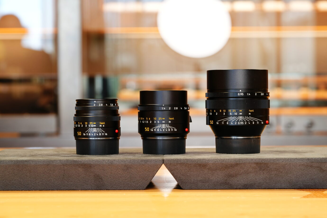 ノクティルックス50mm F0.95とズミクロン50mm F2、ズミルックス50mm F1.4を並べて撮影した写真