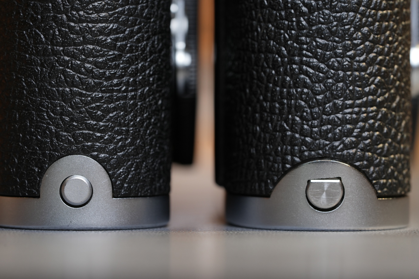 Leica M3プロトタイプとノーマルM3の底蓋を支える突起を撮影した写真