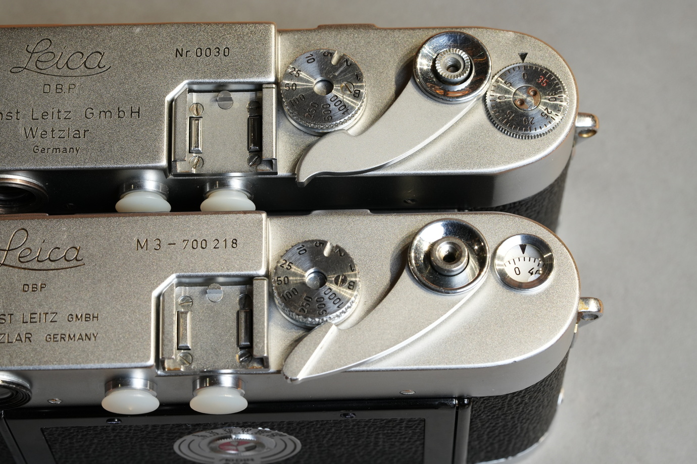 Leica M3プロトタイプとノーマルM3の巻き上げレバーを並べて撮影した写真