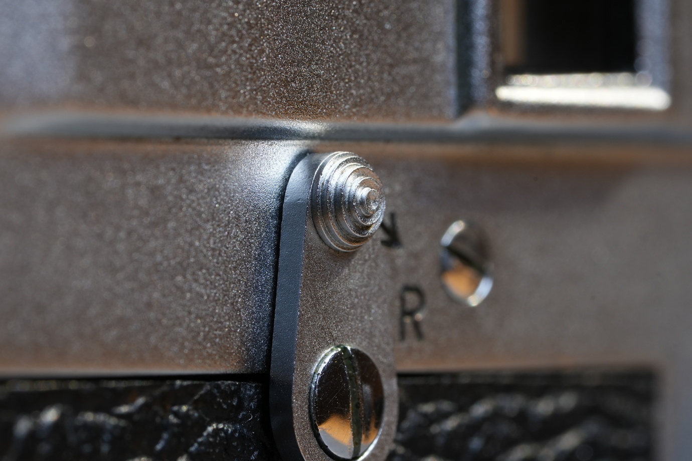 Leica M3プロトタイプの巻き戻しレバーの突起を撮影した写真
