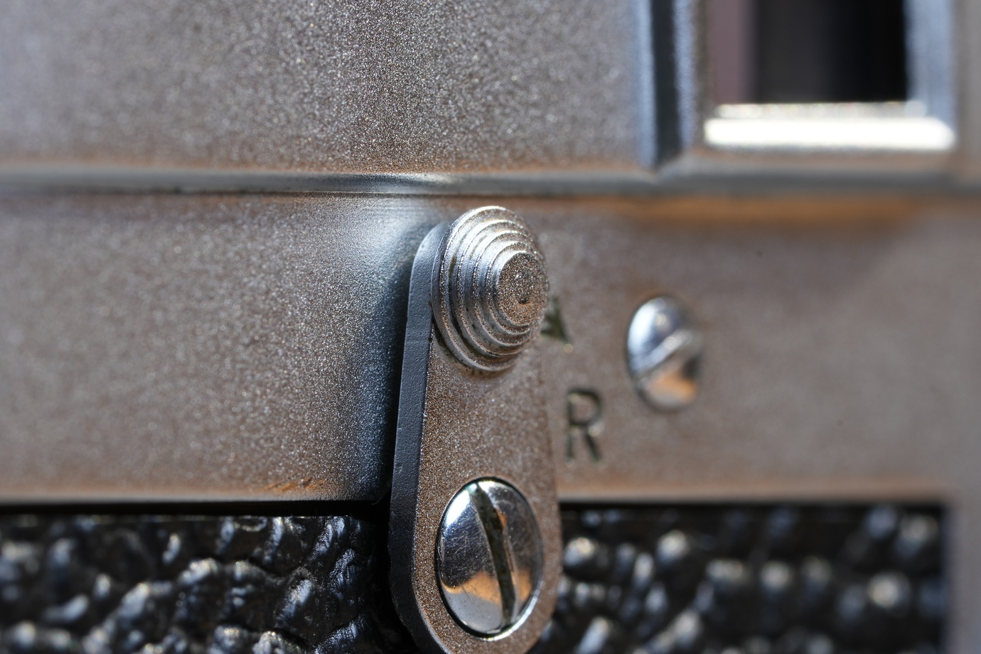 Leica M3の巻き戻しレバーの突起を撮影した写真