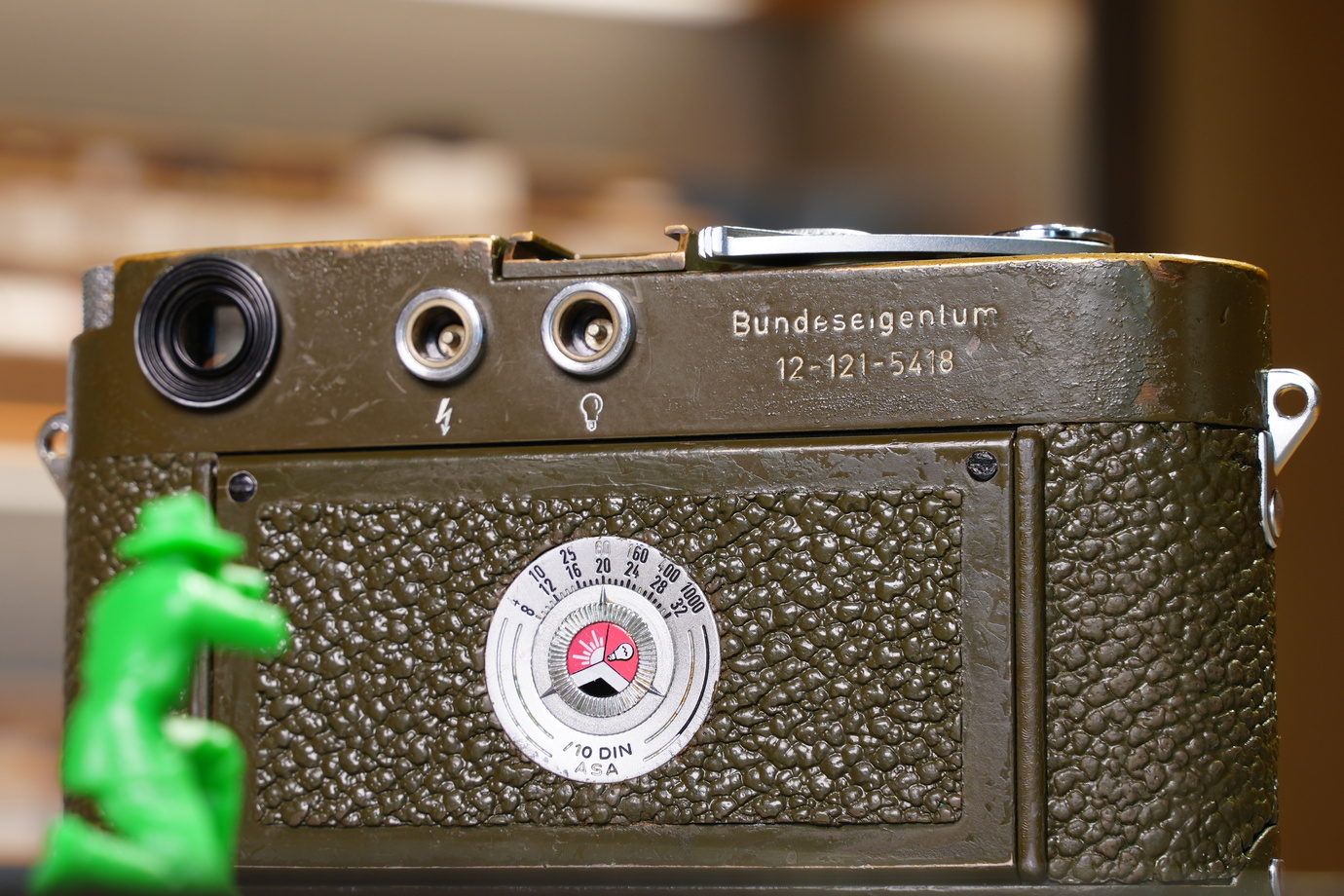 ライカM3オリーブの背面を狙う人形と撮影した写真