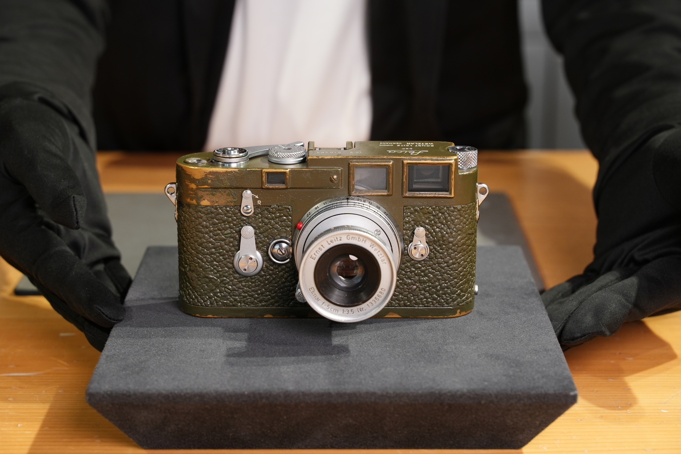 ライカM3オリーブを手に持っているところを撮影した写真