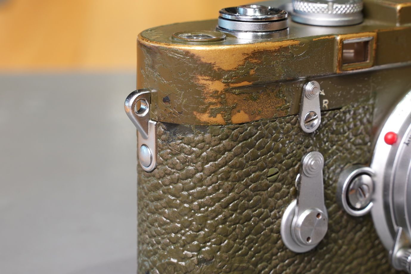ライカM3オリーブの真鍮が出ている個所を撮影した写真