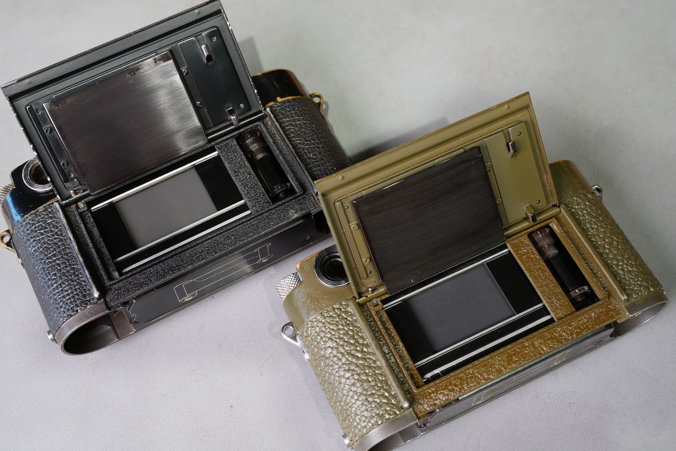 ライカM3オリーブとM3ブラックペイントを並べて背面を開けて撮影した写真